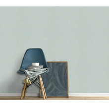 Wandgestaltung mit Stuhl, Geschirr und Bild