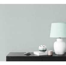 Dekorative Szene mit Lampe, Kerzenhalter und Steinen auf einer Kommode