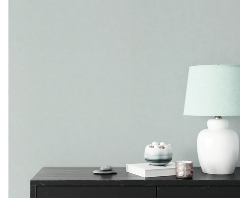 Dekorative Szene mit Lampe, Kerzenhalter und Steinen auf einer Kommode