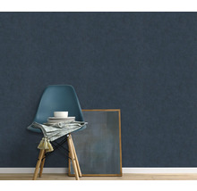 Scène avec papier peint intissé bleu foncé, chaise, vaisselle, serviette de table et image encadrée