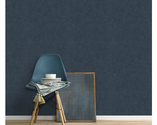 Scène avec papier peint intissé bleu foncé, chaise, vaisselle, serviette de table et image encadrée