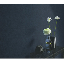 Vases décoratifs avec des fleurs sur une table devant un mur