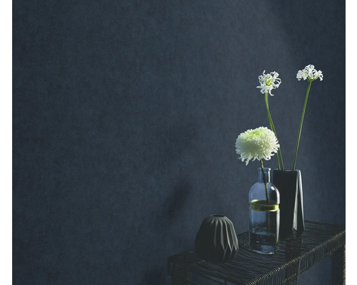 Vases décoratifs avec des fleurs sur une table devant un mur