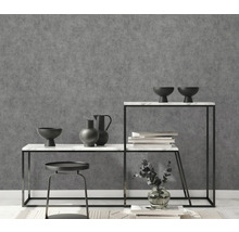Intérieur avec papier peint structuré gris, décoré de tables d'appoint et d'accessoires