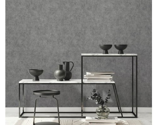 Intérieur avec papier peint structuré gris, décoré de tables d'appoint et d'accessoires