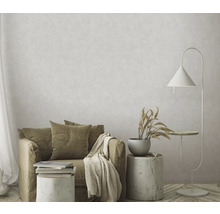 Salon avec fauteuil, table d'appoint, lampadaire et décoration