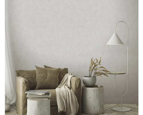 Salon avec fauteuil, table d'appoint, lampadaire et décoration