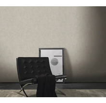 Scène d'intérieur avec fauteuil, couverture et tableau encadré