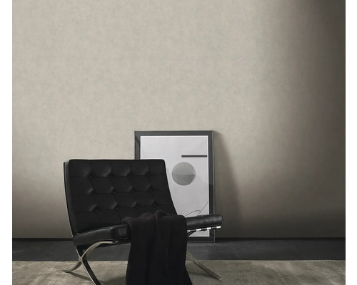 Scène d'intérieur avec fauteuil, couverture et tableau encadré