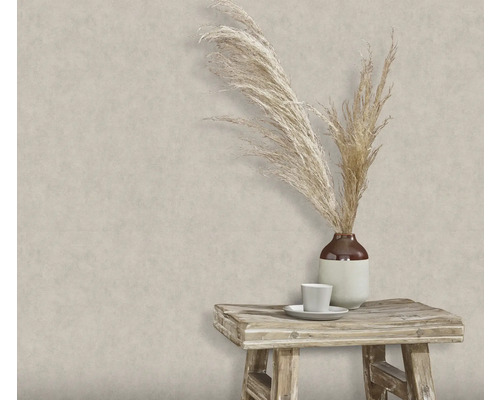Papier peint beige avec texture discrète dans un intérieur avec décoration