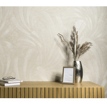 Papier peint clair à motif de plante, livres, lunettes, cadre photo et vase sur une armoire en bois