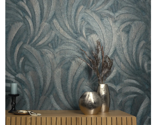 Mur décoratif avec motif de papier peint à plumes, orné de vases et de bougies