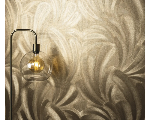 Gros plan d'un papier peint à motif de plumes à côté d'un lampadaire avec une ampoule dans une boule de verre