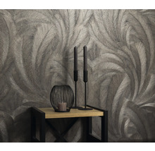 Papier peint motif plumes sur une table avec bougies et bougeoirs