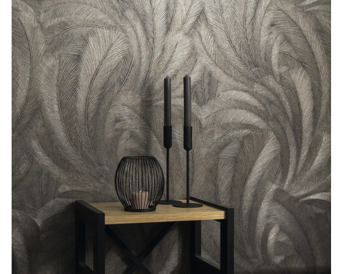 Papier peint motif plumes sur une table avec bougies et bougeoirs