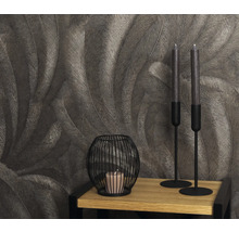 Scène décorative avec papier peint à plumes, chandeliers et photophore