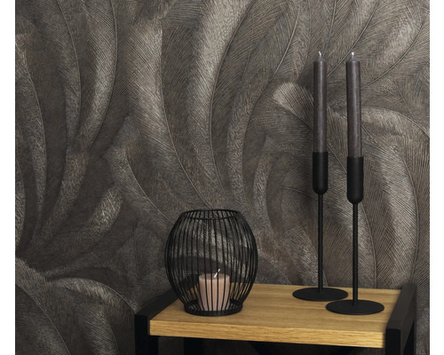 Scène décorative avec papier peint à plumes, chandeliers et photophore