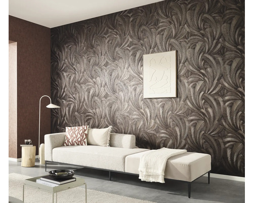 Salon avec canapé et papier peint à motifs