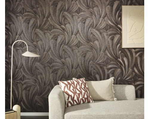 Salon décoratif avec papier peint à motifs, canapé et lampadaire.