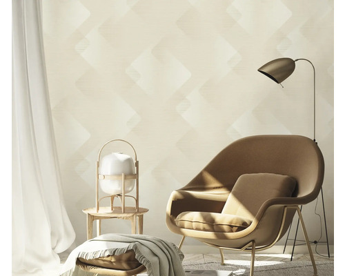 Wohnzimmer mit Sessel, Stehlampe und gemusterter Tapete