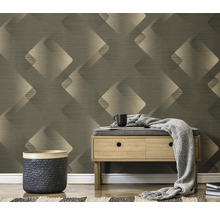 Wohnraumszene mit gemusterter Tapete, Bank, Korb und Teppich für ein stilvolles Ambiente.