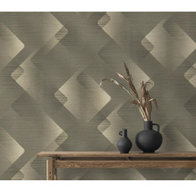 Tapete mit geometrischem Muster auf einer Wand