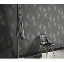 Raumansicht mit gemusterter Tapete, Stuhl und Garderobe