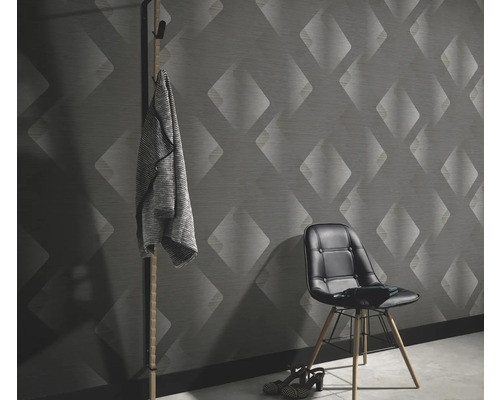 Raumansicht mit gemusterter Tapete, Stuhl und Garderobe