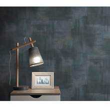 Scène avec un papier peint gris, une lampe en bois et un cadre photo sur une table de chevet