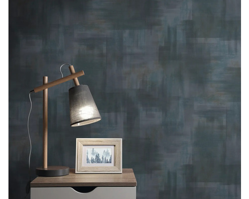 Scène avec un papier peint gris, une lampe en bois et un cadre photo sur une table de chevet