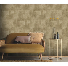 Pièce avec papier peint à motifs, canapé et table d'appoint.