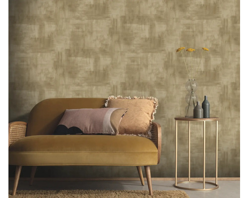 Pièce avec papier peint à motifs, canapé et table d'appoint.