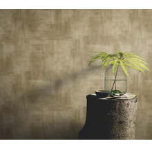 Mur décoratif avec papier peint à texture abstraite, souche d'arbre comme table d'appoint avec plante dans un vase en verre