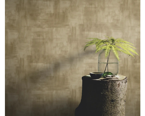 Mur décoratif avec papier peint à texture abstraite, souche d'arbre comme table d'appoint avec plante dans un vase en verre