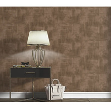 Vue d'une pièce avec papier peint à motifs, lampe de table et décoration