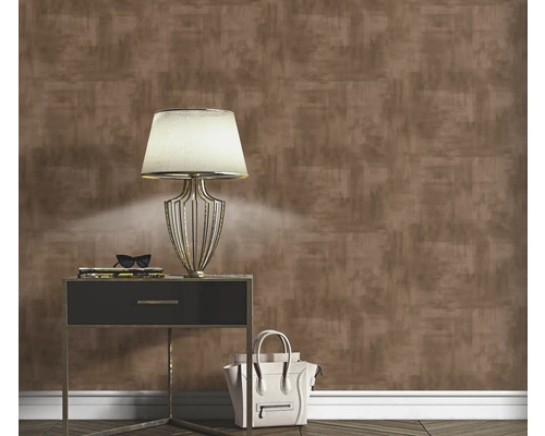 Vue d'une pièce avec papier peint à motifs, lampe de table et décoration