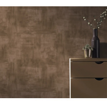 Papier peint à motifs marron avec commode, vase et plante