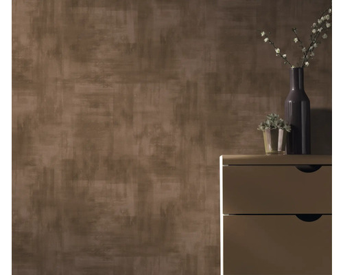 Papier peint à motifs marron avec commode, vase et plante