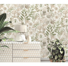 Szene mit Kommode, Lampe, Zimmerpflanzen und floraler Tapete