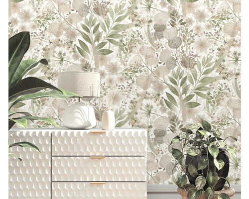 Szene mit Kommode, Lampe, Zimmerpflanzen und floraler Tapete