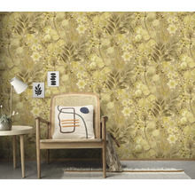 Szene mit floral gemusterter Tapete, Stuhl, Kissen, Tisch und Dekoration für ein gemütliches Interieur