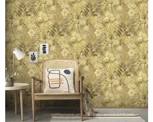 Szene mit floral gemusterter Tapete, Stuhl, Kissen, Tisch und Dekoration für ein gemütliches Interieur