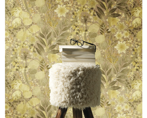 Nahaufnahme einer floralen Tapete mit Hocker, Büchern und Brille