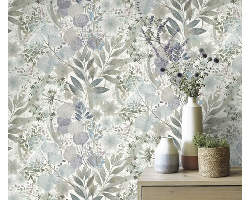 Wand mit Blumentapete und Tisch mit Vasen