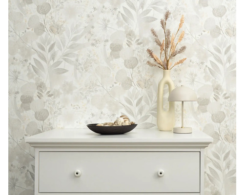 Papier peint floral décoratif avec commode, lampe et vase avec des herbes