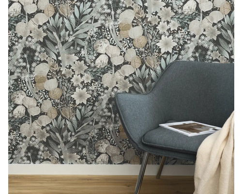 Nahaufnahme einer Wandtapete mit Blumenmuster hinter einem Sessel in einem Raum