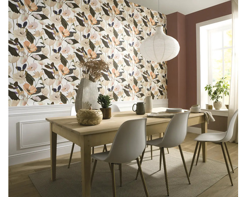 Esszimmer mit Esstisch, Stühlen, Pendelleuchte und Blumentapete