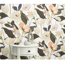 Szene mit Blumentapete, Nachttisch und dekorativen Vasen