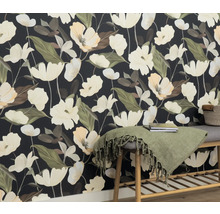Mur avec motif de papier peint floral et banc décoratif