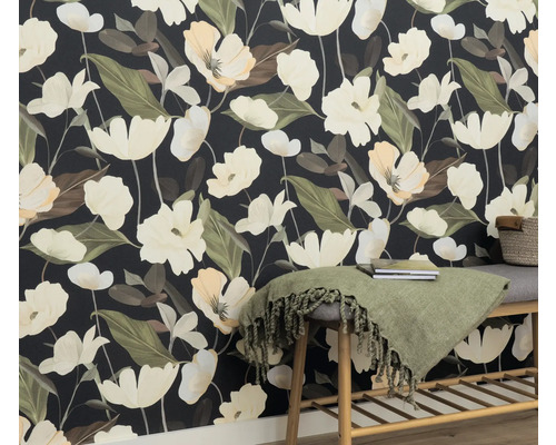 Mur avec motif de papier peint floral et banc décoratif